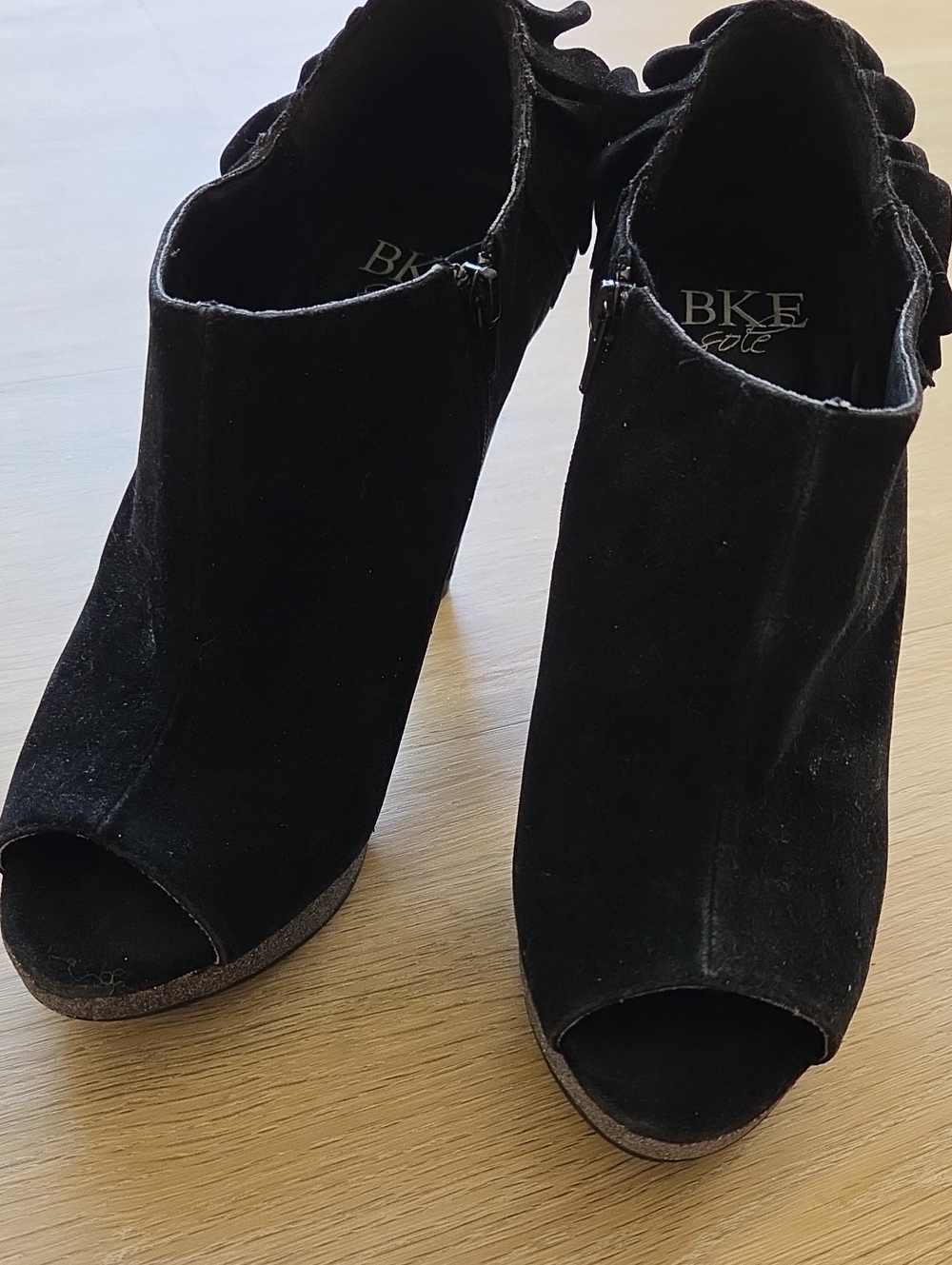 BKE Open Toe Heels With Ruffles Style And Metallic Sole Size 7.5